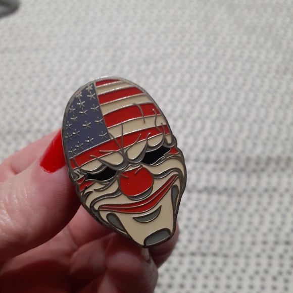 Chains Payday 2 Enamel Pin - Picture 3 of 4